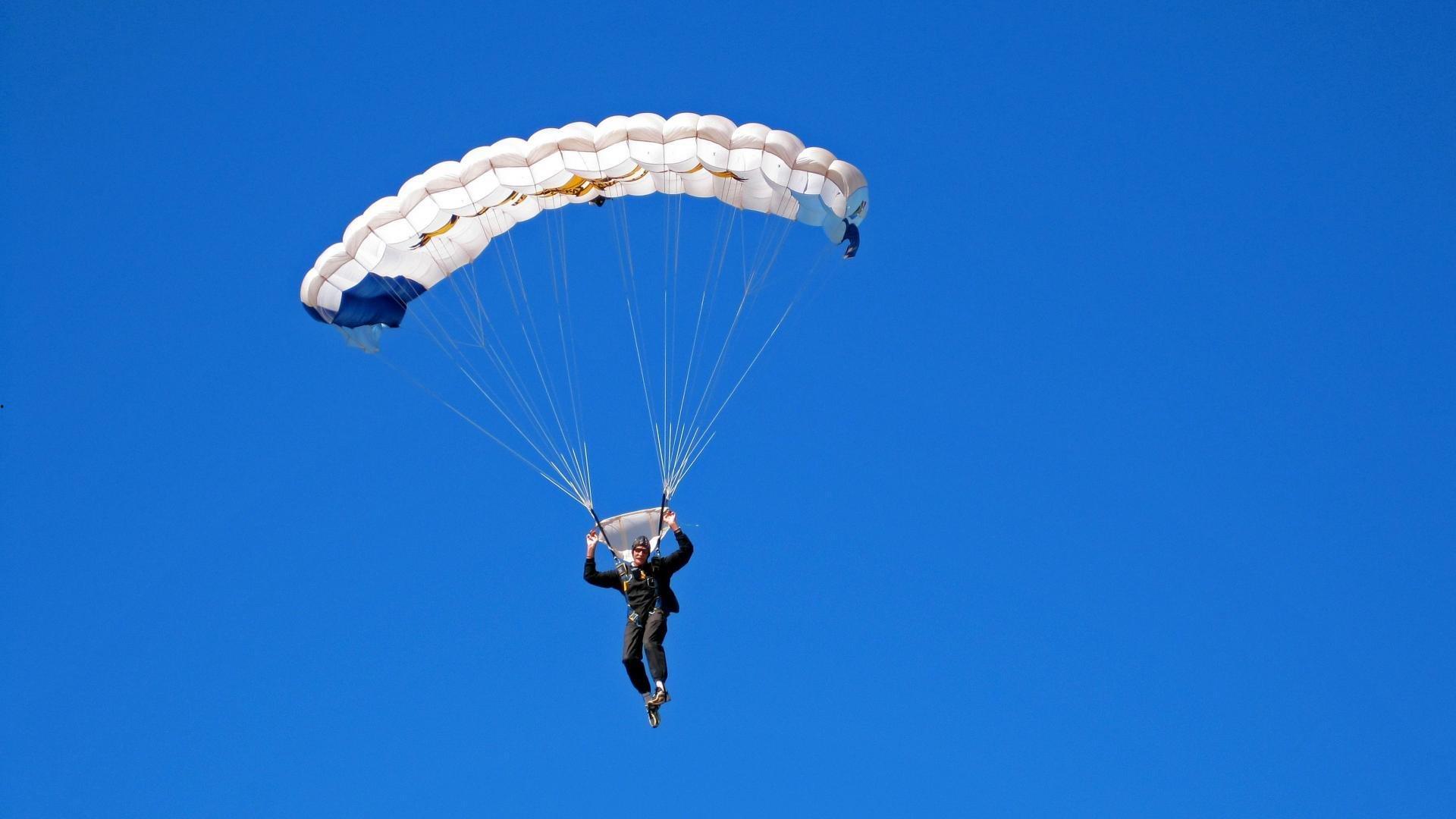 B体育app|纳达尔关键破发点制胜 鏖战五盘晋级法网半决赛