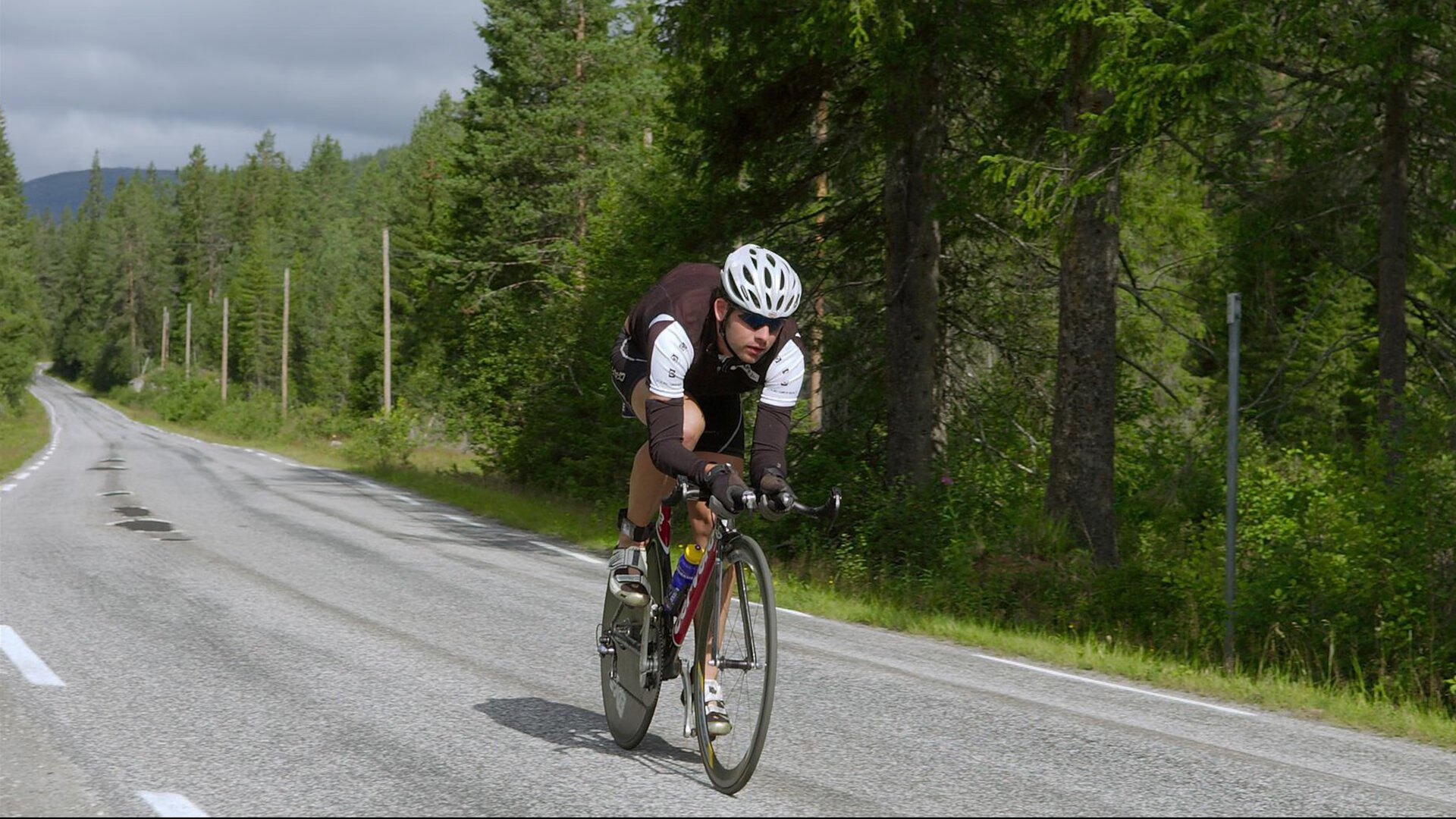 中国速度滑冰队世锦赛再创佳绩 小将张雪峰勇夺男子1000米金牌
